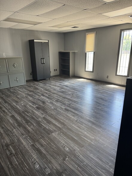 More Photos Of 1112 E Memphis St, Broken Arrow Service For Lease