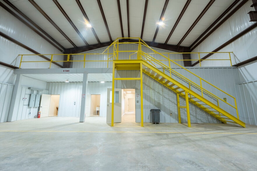 More Photos Of 1806 CR-1101, Midland Warehouse For Lease