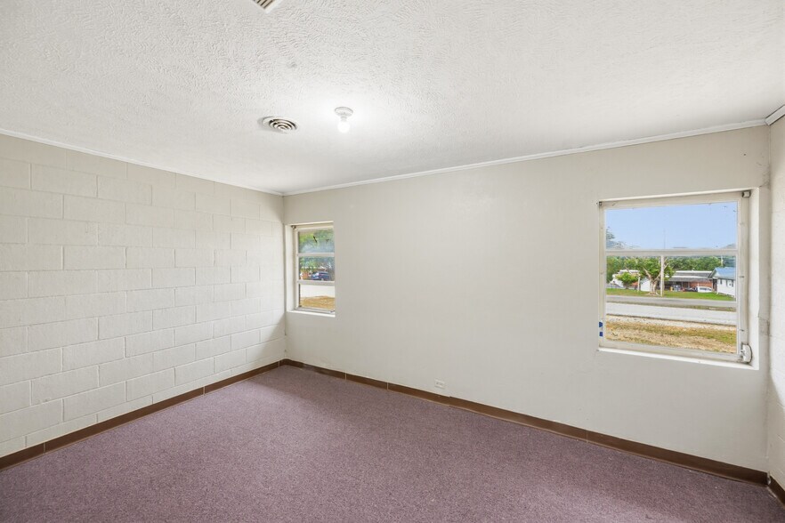 More Photos Of 105 Kentucky Ave S, Parsons Light Distribution For Sale
