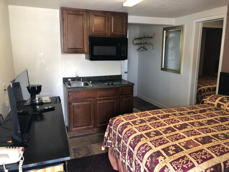 More Photos Of 820 S Washington St, Junction City Hotel For Sale