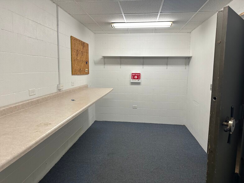 More Photos Of 1480 N Hobbie Ave, Kankakee Warehouse For Lease