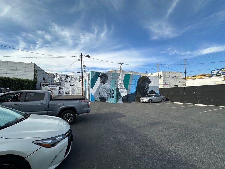 More Photos Of 11318-11320 Santa Monica Blvd, Los Angeles Storefront For Lease