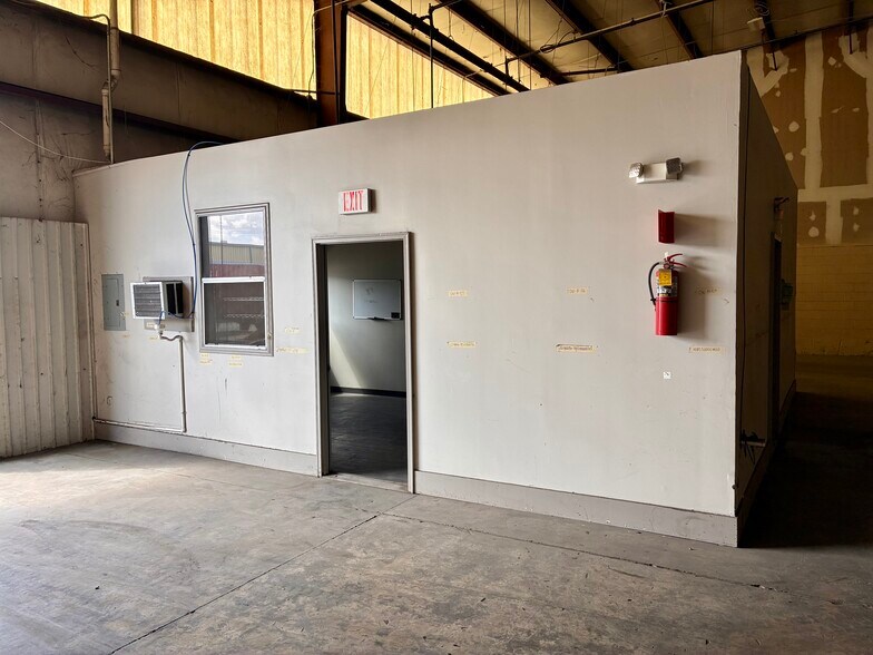 More Photos Of 5516 Export Blvd, Garden City Warehouse For Lease