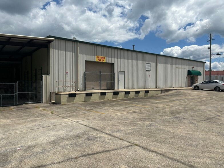 More Photos Of 150 Commerce Cir, Rainbow City Light Distribution For Lease