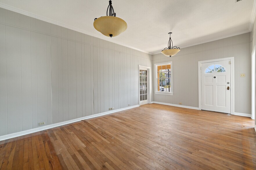 More Photos Of 620 N Main St, Taylor Storefront Retail Office For Sale