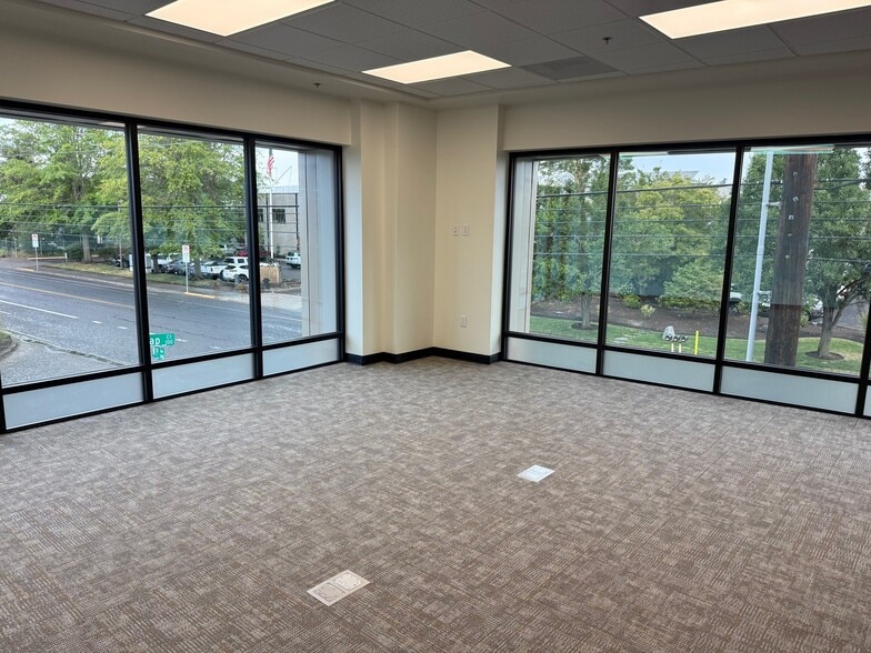 More Photos Of 125 Cap Ct, Eugene Light Distribution For Lease