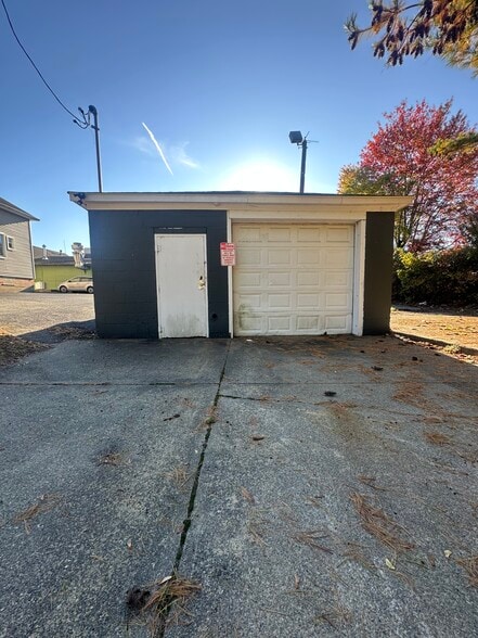 More Photos Of 1705 W Shore Rd, Warwick Restaurant For Lease