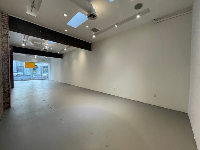 More Photos Of 320-322 S Robertson Blvd, Los Angeles Storefront For Lease