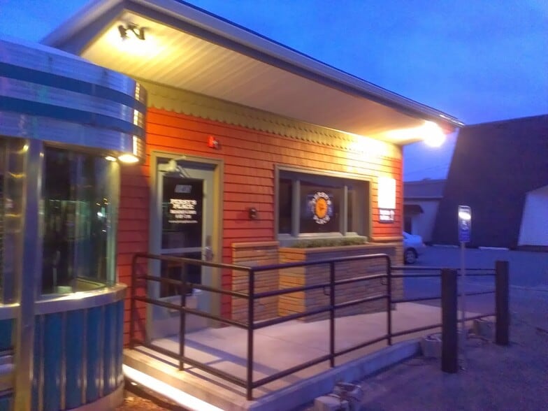 More Photos Of 140 Newport Ave, East Providence Restaurant For Lease