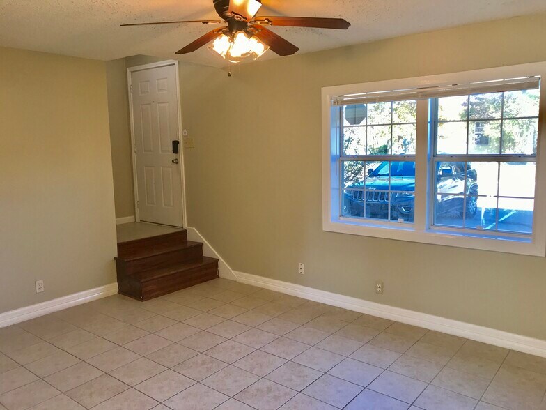 More Photos Of 210 Austin St, Grapevine Apartments For Sale