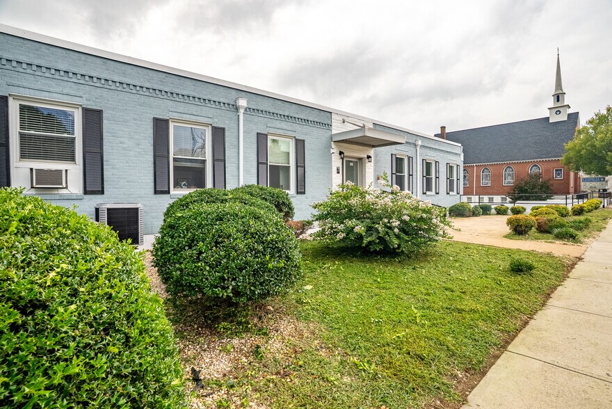 More Photos Of 525 7th St, Altavista Office For Sale
