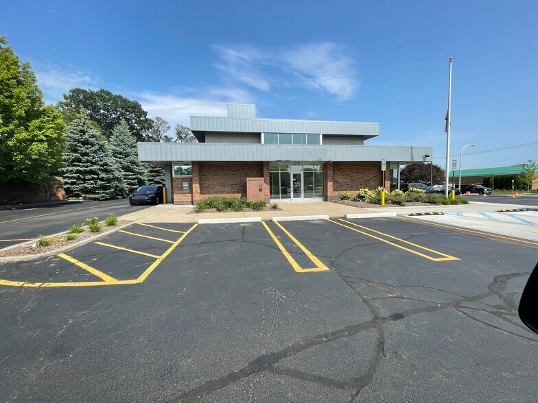 More Photos Of 20000 W 12 Mile Rd, Southfield Office For Lease