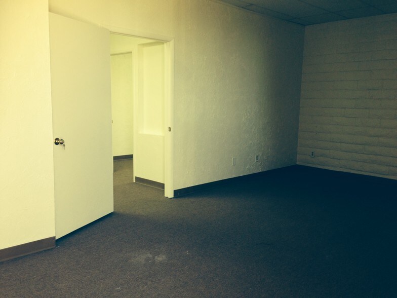 More Photos Of 1700 E Desert Inn Rd, Las Vegas Office Residential For Lease