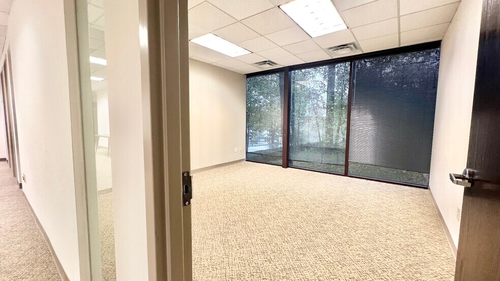 More Photos Of 8800 Roswell Rd, Sandy Springs Office For Sale