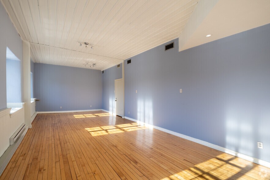 More Photos Of 32 Rue Saint-Charles, Longueuil Office For Lease