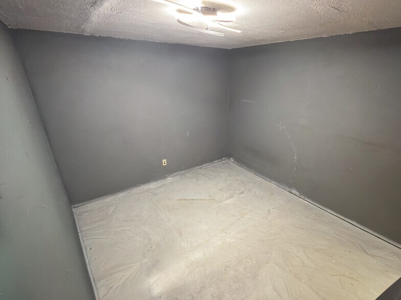 More Photos Of 16525 Market, Channelview Light Manufacturing For Sale