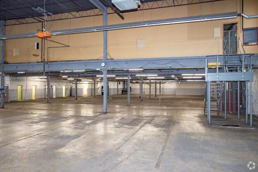 More Photos Of 11 E 2nd St, Mineola Warehouse For Lease