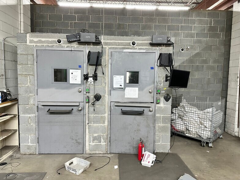 More Photos Of 205 E 1st Ave, Roselle Warehouse For Lease