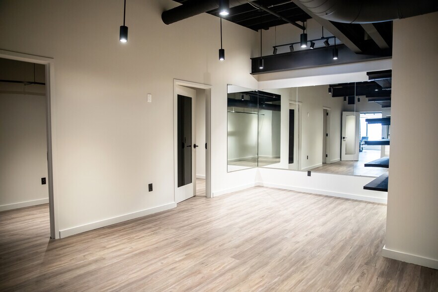 More Photos Of 443 E Grand Ave, Beloit Storefront Retail Office For Lease