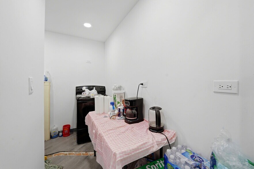 More Photos Of 3596 N Milwaukee Ave, Chicago Storefront Retail Office For Sale