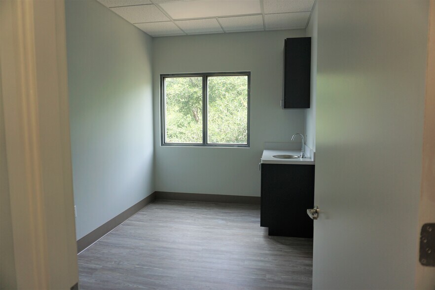 More Photos Of 156 W Sunset Rd, San Antonio Office Residential For Lease