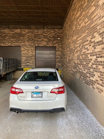 More Photos Of 139-141 Crossen Ave, Elk Grove Village Warehouse For Lease