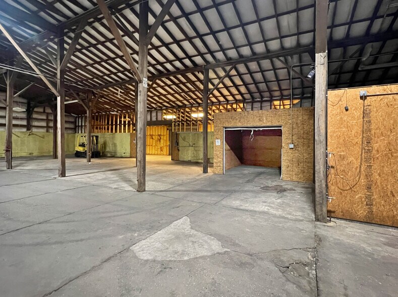 More Photos Of 2721 10th St, Northport Warehouse For Lease
