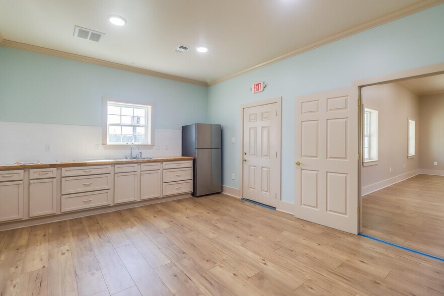 More Photos Of 228 E Railroad St, Long Beach Freestanding For Sale