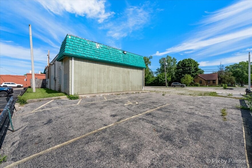 More Photos Of 1126 Larkin Ave, Elgin Service Station For Sale