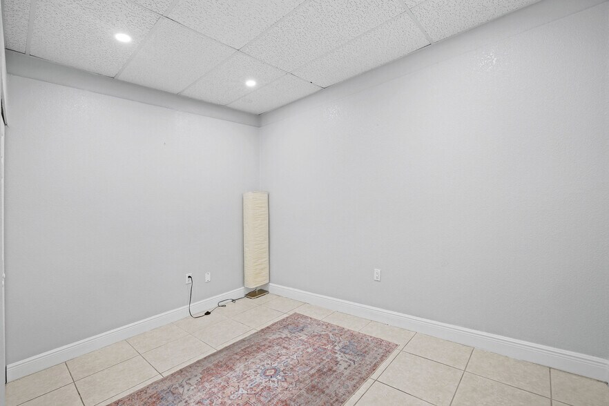 More Photos Of 960 W 41st St, Miami Beach Office Residential For Lease