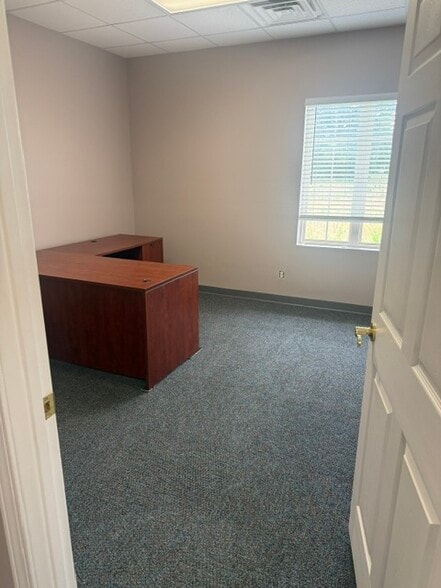 More Photos Of 1041 N Royal Ave, Evansville Office For Lease