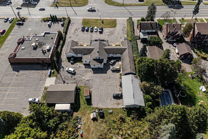 More Photos Of 139 Queensway W, Simcoe Hotel For Lease