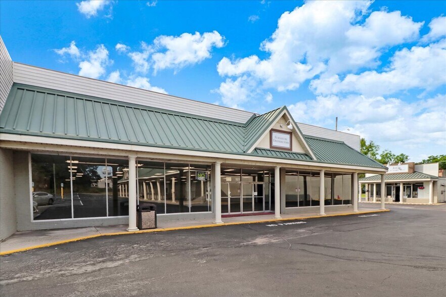 More Photos Of 501 E Market St, Smithfield Storefront For Lease