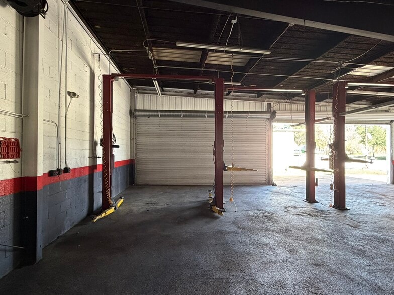 More Photos Of 1300 FM 1960, Houston Auto Repair For Sale