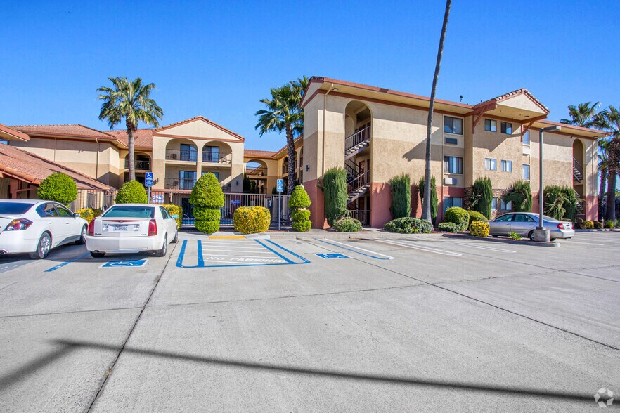 Primary Photo Of 1415 E Yosemite Ave, Manteca Hotel For Lease