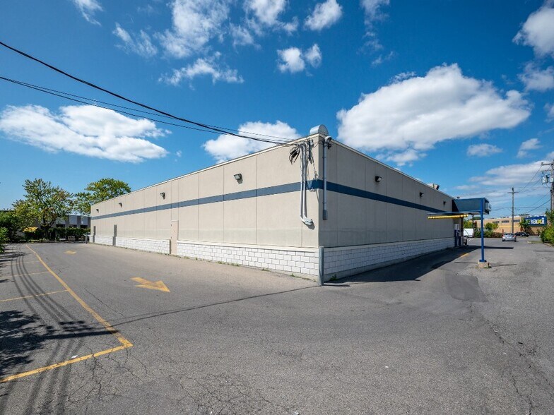 More Photos Of 8600-8610 Boul Newman, Montréal General Retail For Sale