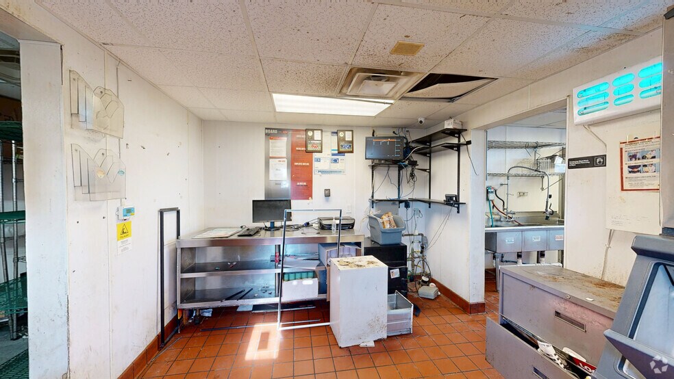 More Photos Of 554 E 8th St, Holland Fast Food For Sale