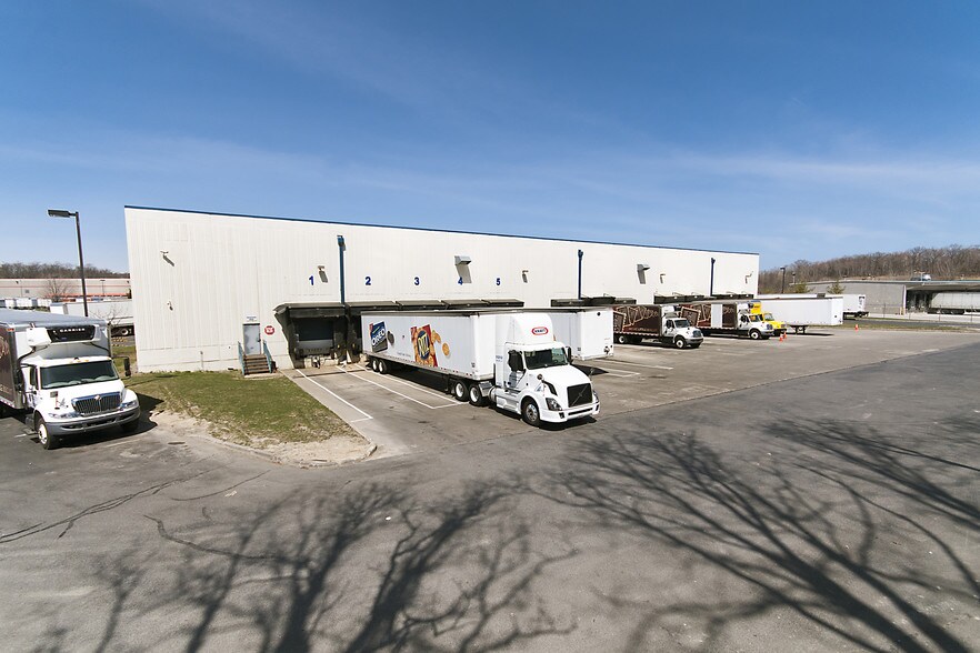 More Photos Of 800 Corporate Blvd, Newburgh Warehouse For Lease