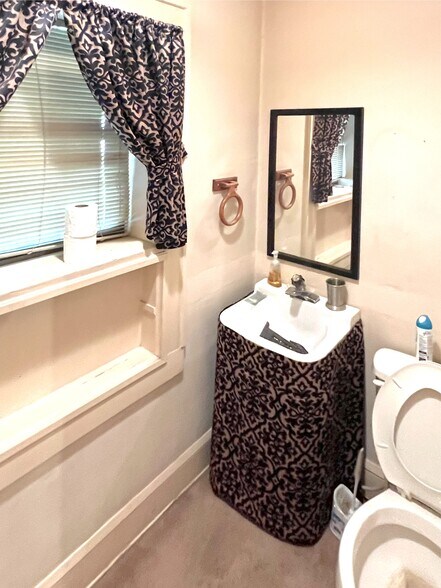 More Photos Of 621 E Broadway St, Altus Office Residential For Sale