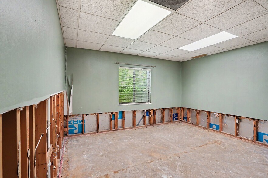 More Photos Of 13010 White Ave, Grandview Office For Lease