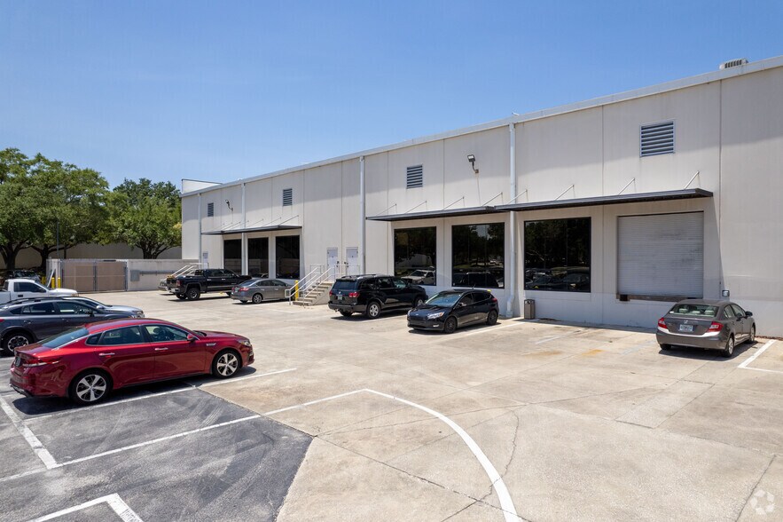 More Photos Of 12735 Gran Bay Pky W, Jacksonville Light Distribution For Lease