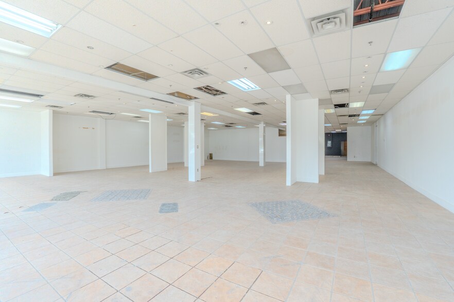 More Photos Of 7527-7583 Boul Henri-Bourassa E, Montréal Flex For Lease