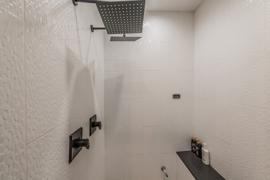 More Photos Of 630 S Walters, San Antonio Freestanding For Sale