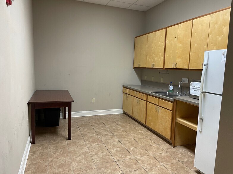 More Photos Of 4444 American Way, Baton Rouge Office For Sale