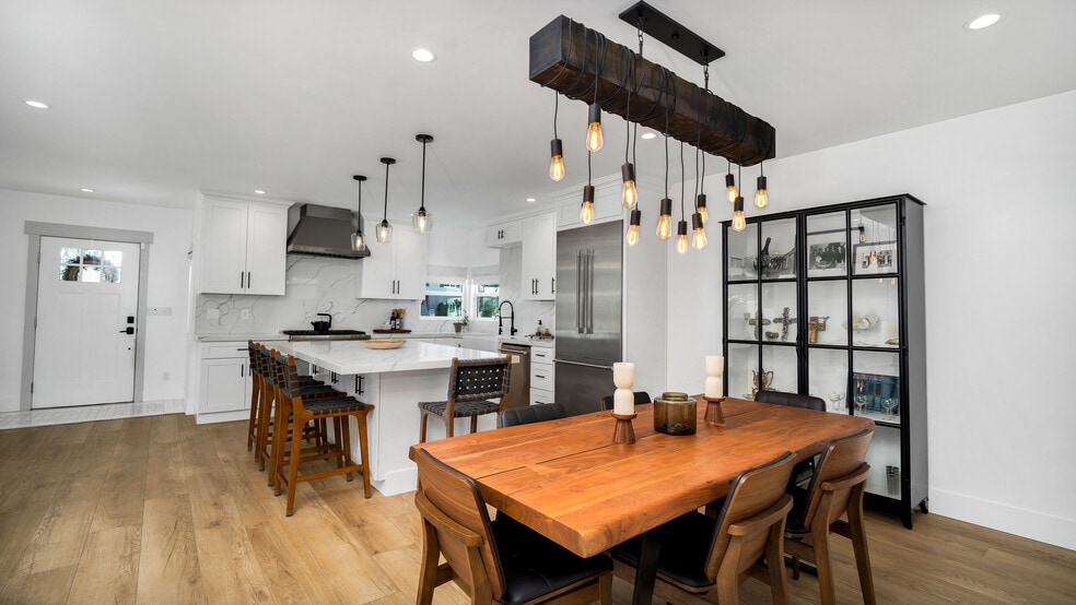 More Photos Of 308 E 18th St, Costa Mesa Shelter For Sale