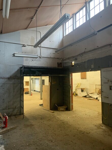 More Photos Of 1485 Clyde Ave, West Vancouver Storefront For Lease