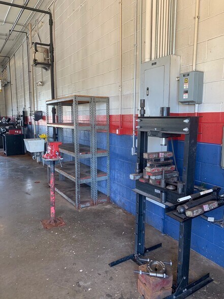 More Photos Of 7811 Southtown Crossing Blvd, Fort Wayne Auto Repair For Sale