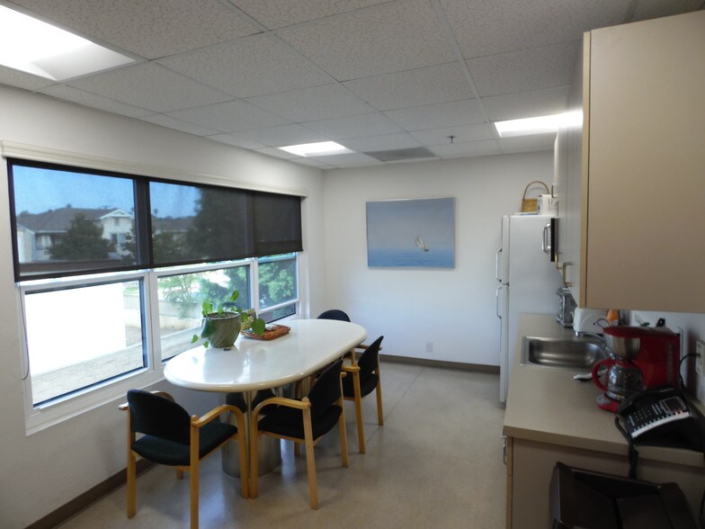 More Photos Of 2558 Roosevelt St, Carlsbad Office For Lease