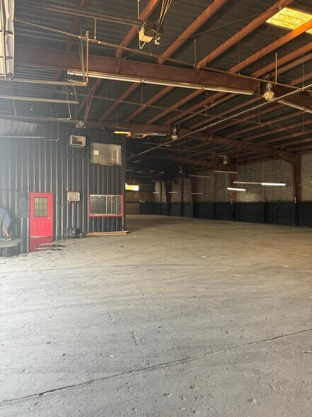 More Photos Of 521 N Bryan St, Houston Manufacturing For Lease