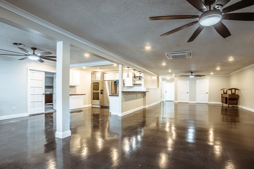 More Photos Of 20805 Seminary St, Hollow Rock Flex For Lease